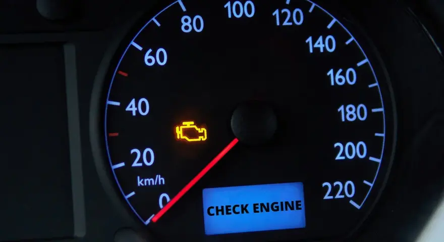 Kontrolka "Check Engine" świeci się na desce rozdzielczej. Dowiedz się, jak skasować błąd check engine bez komputera, gdy pojawi się ten symbol.