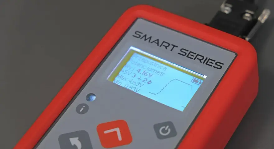 Urządzenie SMART SERIES mierzy czujnik położenia przepustnicy. Wyświetla napięcie wyjściowe, wartości maksymalne i minimalne.