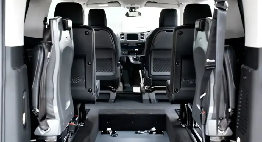 Wnętrze Citroen Evasion z dwoma rzędami siedzeń, gotowe na podróż.