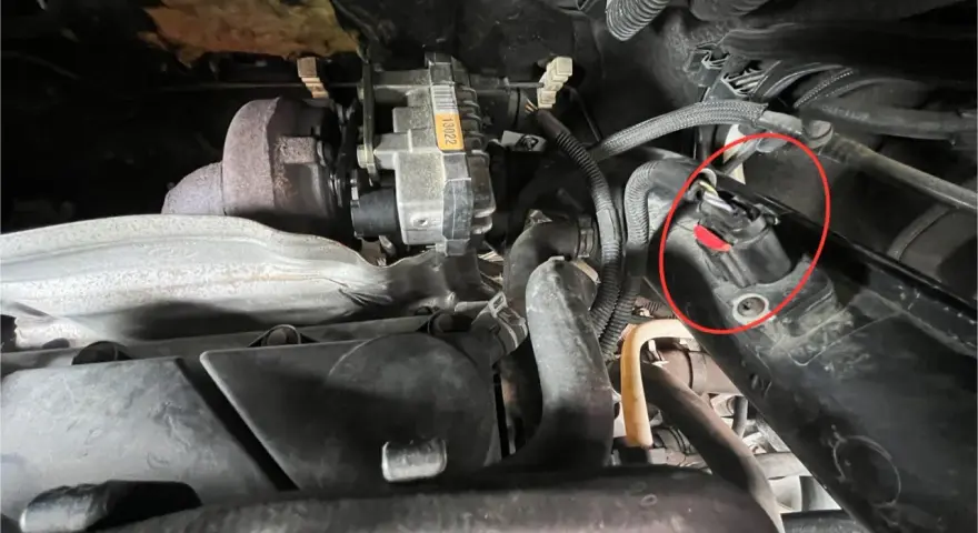 Wtyczka czujnika zaznaczona na czerwono, potencjalny problem z dtc p1335 ford.