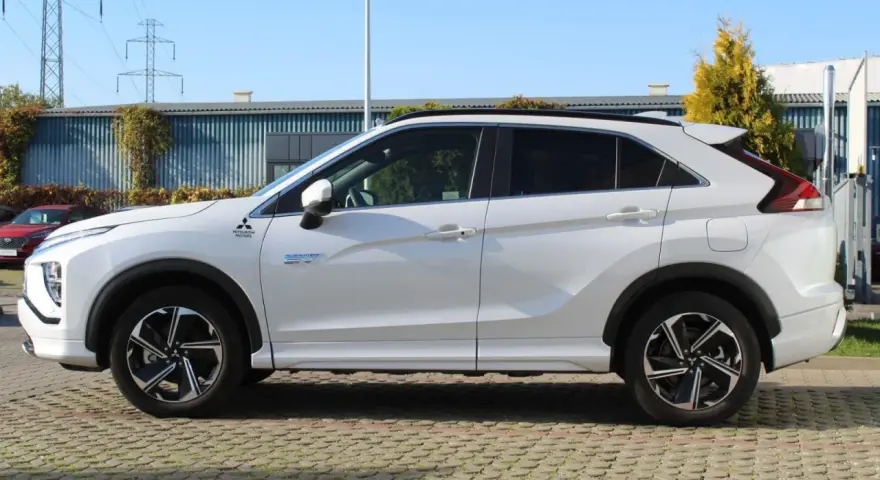 Biały Mitsubishi Eclipse Cross Plug-in Hybrid. Czy to crossover? Tak, to hybrydowy crossover.