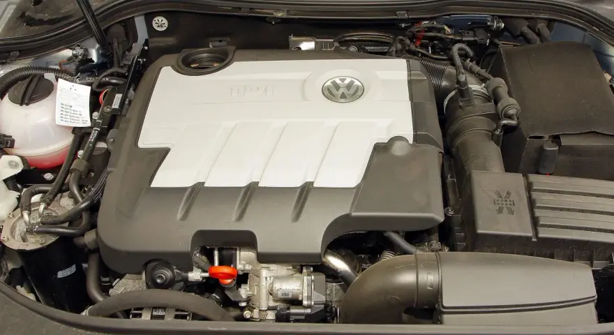 Silnik 2.0 TDI 140KM Volkswagena z widocznym logo TDI i emblematem marki.