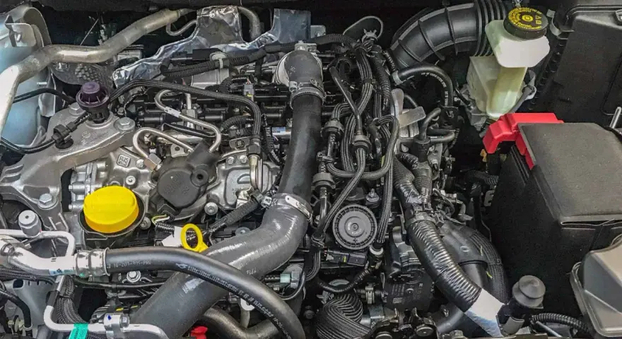 Silnik 1.3 tce z widocznymi przewodami, turbosprężarką i zbiorniczkiem płynu.