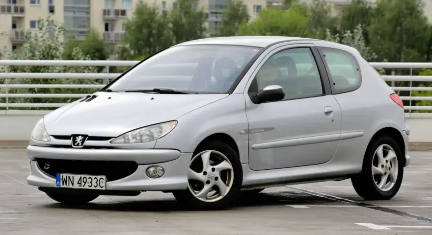 Srebrny Peugeot 206 1.4 benzyna na parkingu.