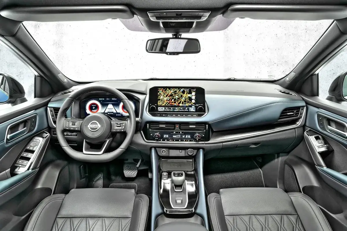 Wnętrze Nissana Qashqai. Kierownica, ekran nawigacji i cyfrowe zegary. Wiele osób szuka nissan qashqai opinie, a to wnętrze zachwyca.