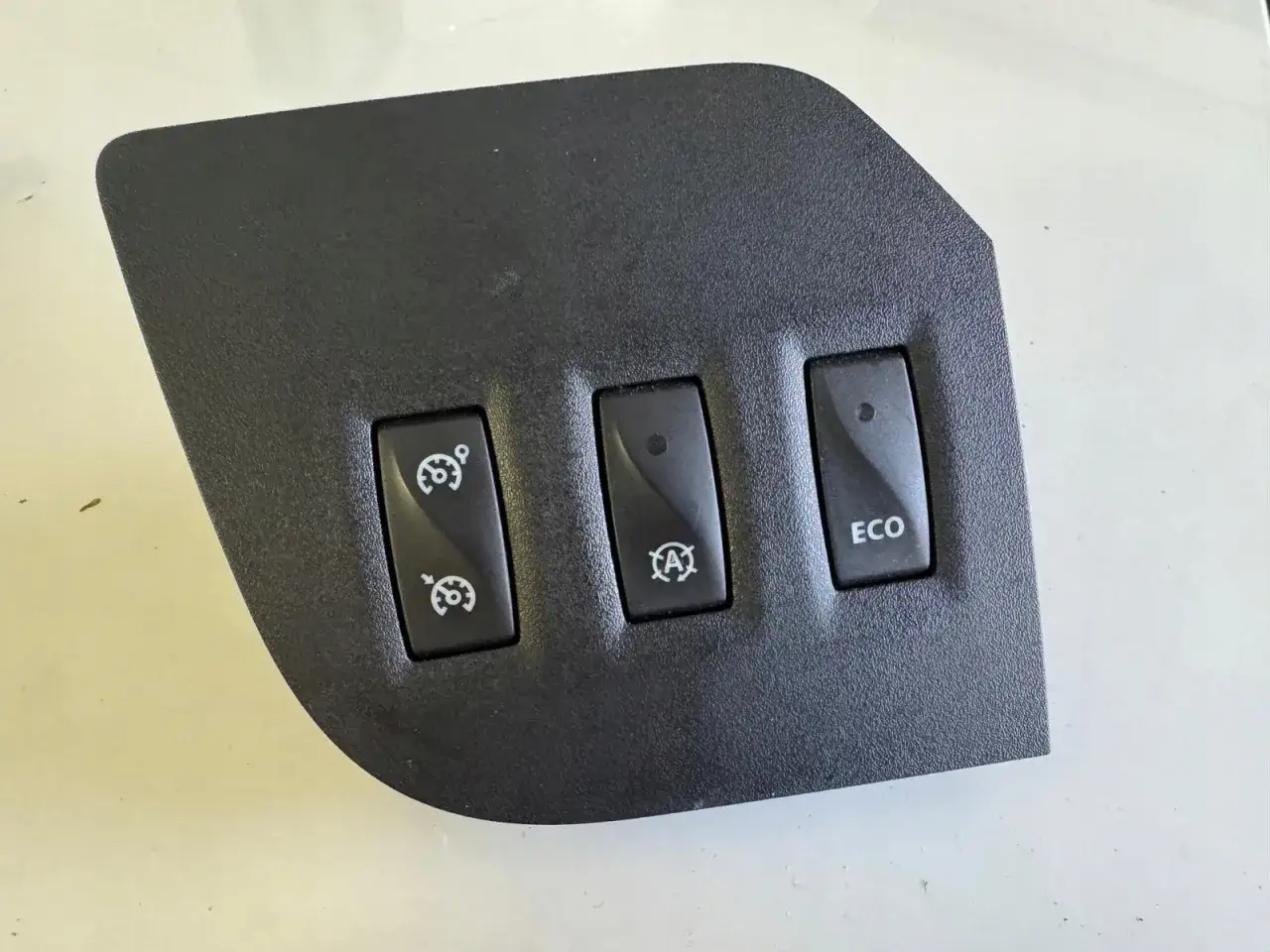 Panel z przyciskami do Renault, w tym przycisk ECO. Może być związany z błędem DTC P1525.