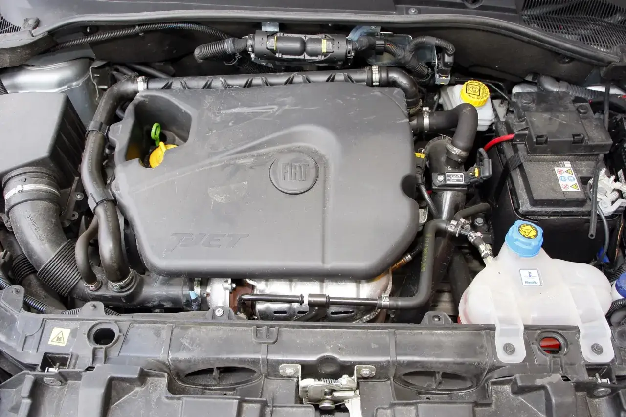 Silnik T-JET w Fiat Grande Punto. Opinie o jego niezawodności są różne, ale wygląd sugeruje solidną konstrukcję.