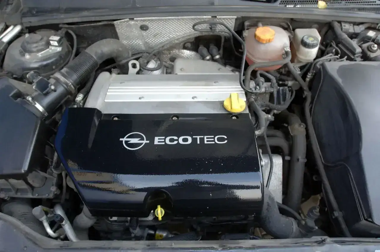 Silnik Ecotec w Opel Vectra C GTS. Widoczny czarny dekiel z logo Opla i napisem Ecotec.