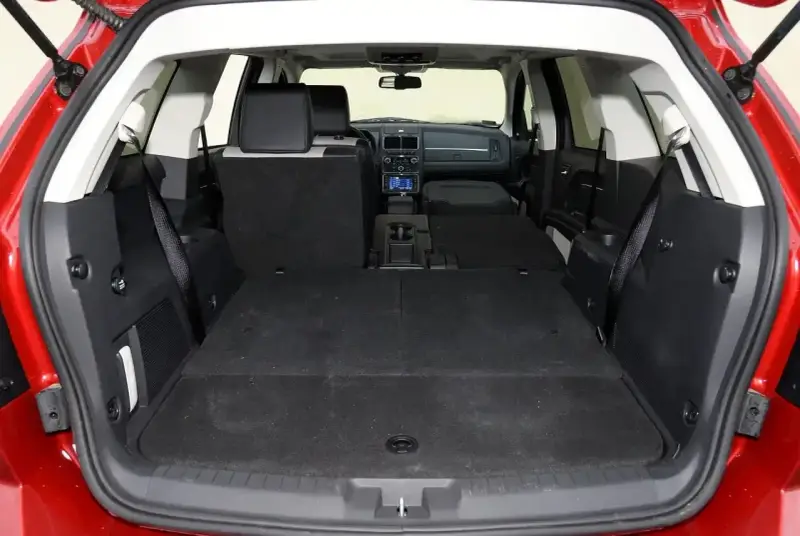 Przestronny bagażnik Dodge Journey, idealny na rodzinne wyjazdy. Wiele miejsca, zgodnie z pozytywnymi dodge journey opinie.