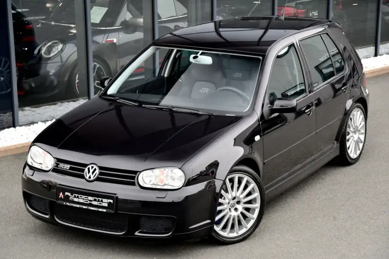 Czarny Golf 4 1.4 16v z felgami R32, gotowy na nowe przygody.